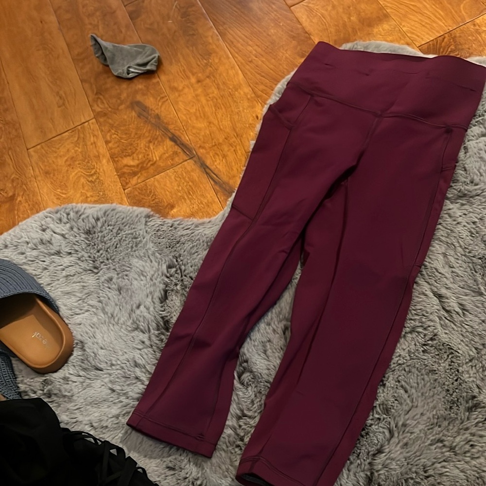 Lululemon capris barely worn excellent condition Size 2
